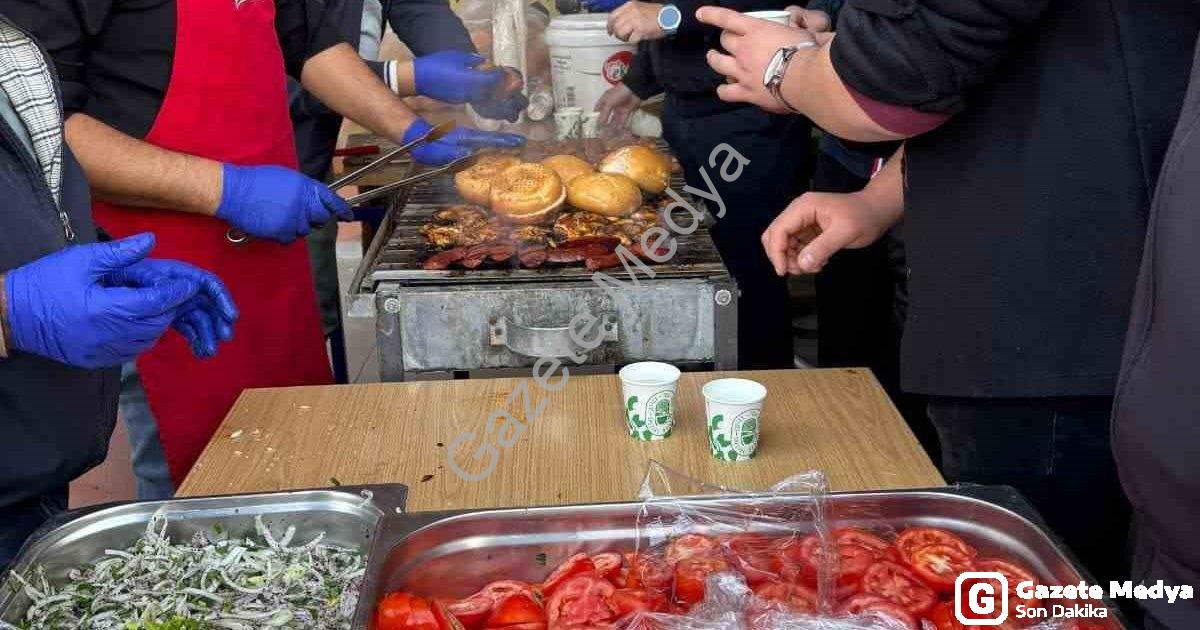 "Şuhut’ta Gazze’ye destek: Öğrenciler hayır çarşısı kurdu" başlıklı haber için fotorealistik, profes