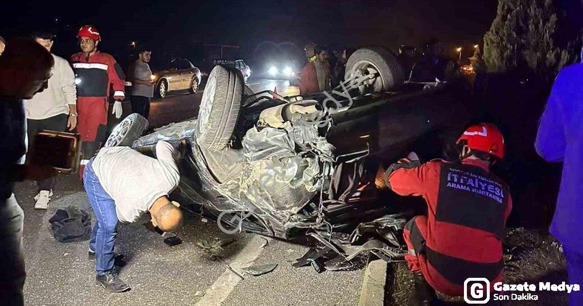"Muğla-Aydın Yolunda Korkutan Kaza: Ters Dönen Araçtan Sağ Çıktı" başlıklı haber için fotorealistik,
