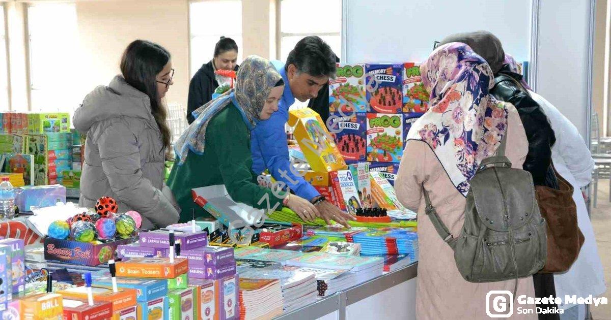 "Manisa'da Kültür Şöleni: 8. Kitap Fuarı Kapılarını Ziyaretçilere Açtı" başlıklı haber için fotoreal