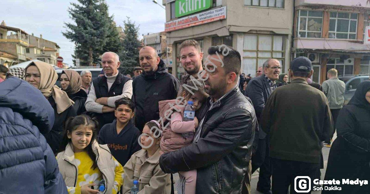 "Şuhut'ta Umre Heyecanı: Kafile Dualarla Kutsal Topraklara Uğurlandı" başlıklı haber için fotorealis