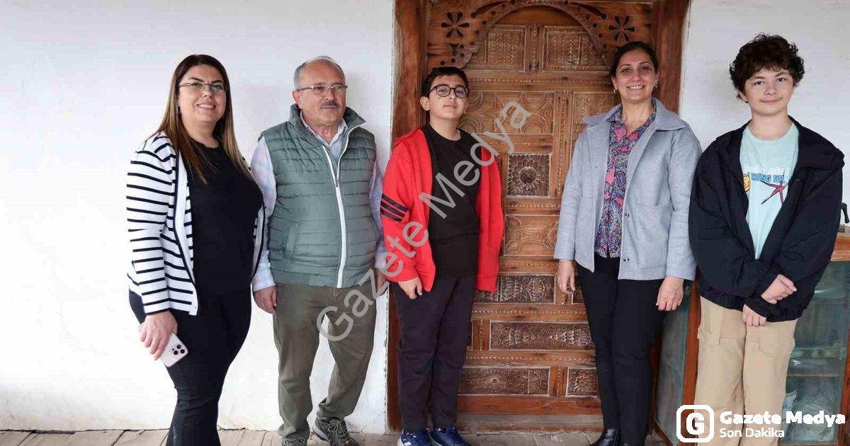 "Tarihi Katrancı Evleri İçin Bilim ve Gençlik El Ele Verdi" başlıklı haber için fotorealistik, profe