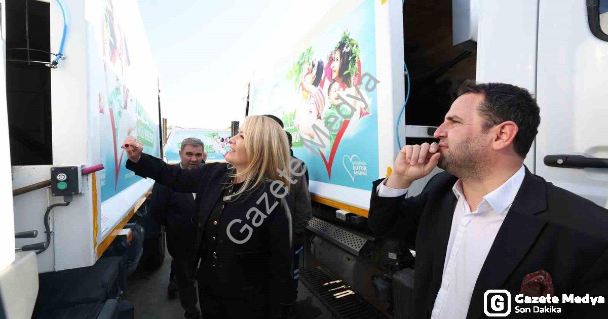 "Merkezefendi'de Çöp Kamyonları Artık Gül Kokuyor: Kötü Kokuya Son" başlıklı haber için fotorealisti