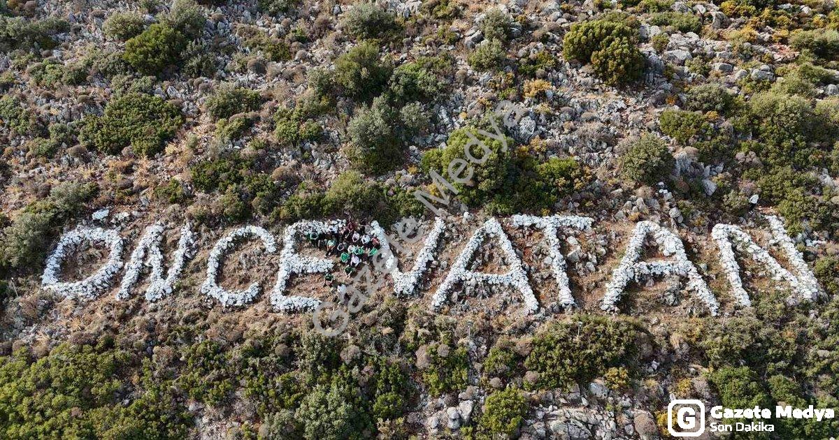 "Datça'da Gençlerden Alkışlanacak Hareket: Simge Yazı Yenilendi" başlıklı haber için fotorealistik,