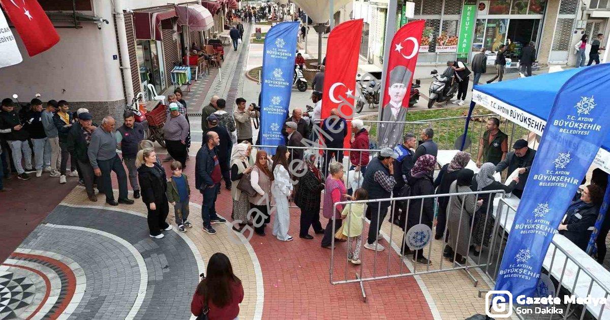 "Aydın'da Ata Tohumu Bereketi: Kuyucak'ta Binlerce Fide Dağıtıldı" başlıklı haber için fotorealistik