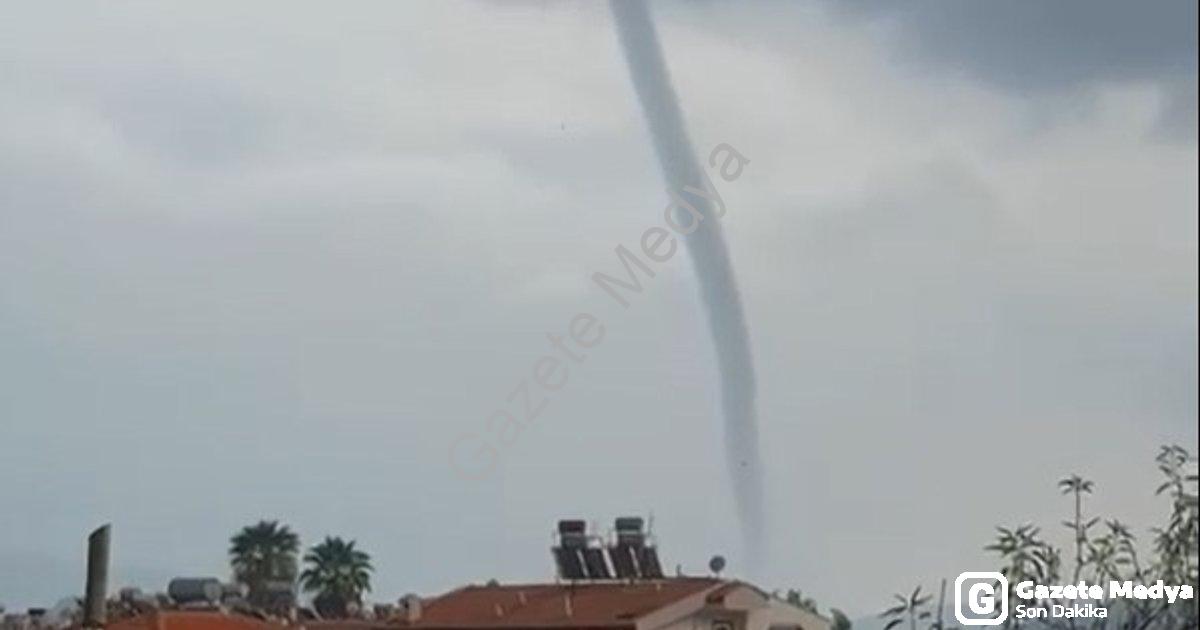 "Marmaris'te Korkutan Hortum! O Anlar Saniye Saniye Kaydedildi" başlıklı haber için fotorealistik, p