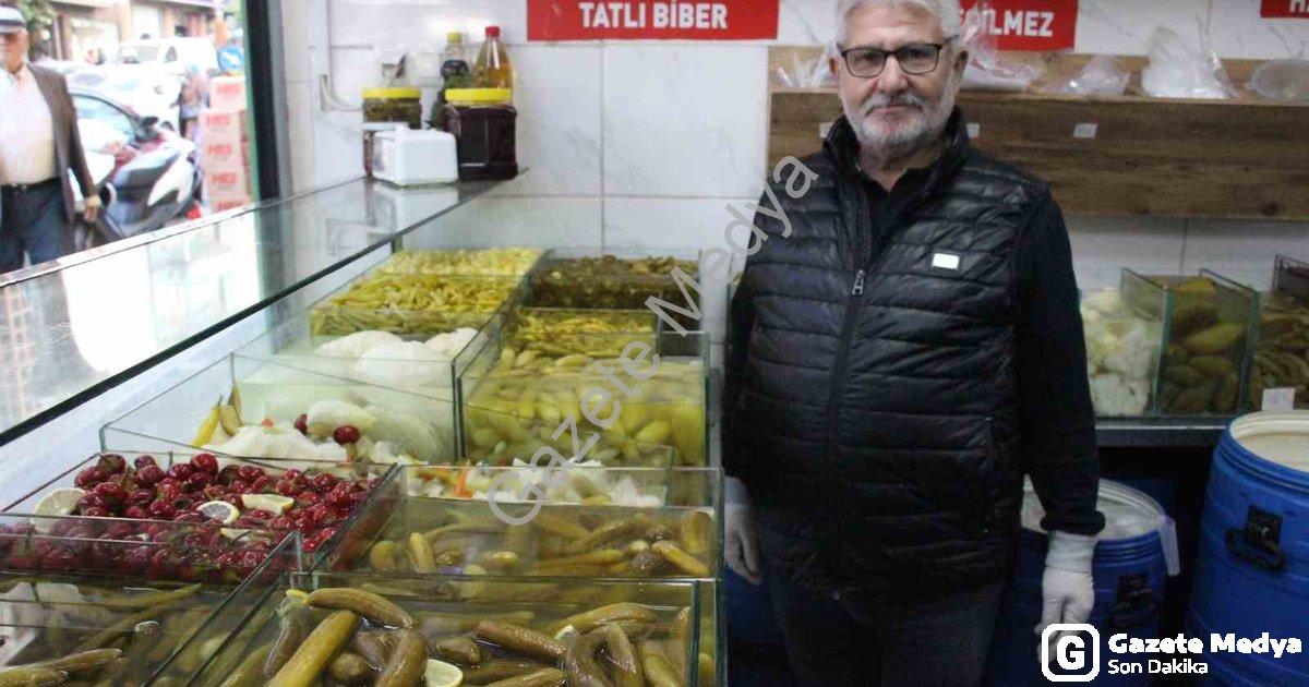 "50 Yıllık Ustadan Cüretkar Teklif: Turşu Suyu İç, Grip Olursan Öderim" başlıklı haber için fotoreal