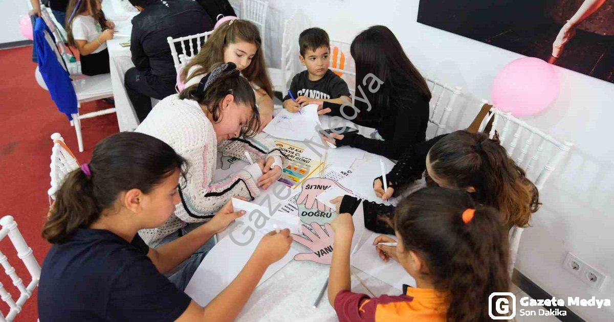 "Didim'in Miniklerinden Başkan Gençay'a Duygu Dolu Mektuplar" başlıklı haber için fotorealistik, pro