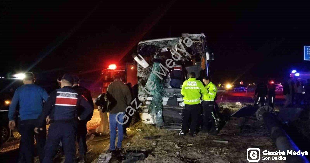 "Denizli'de Korkutan Kaza: Otobüsle Minibüs Çarpıştı, Çok Sayıda Yaralı Var" başlıklı haber için fot