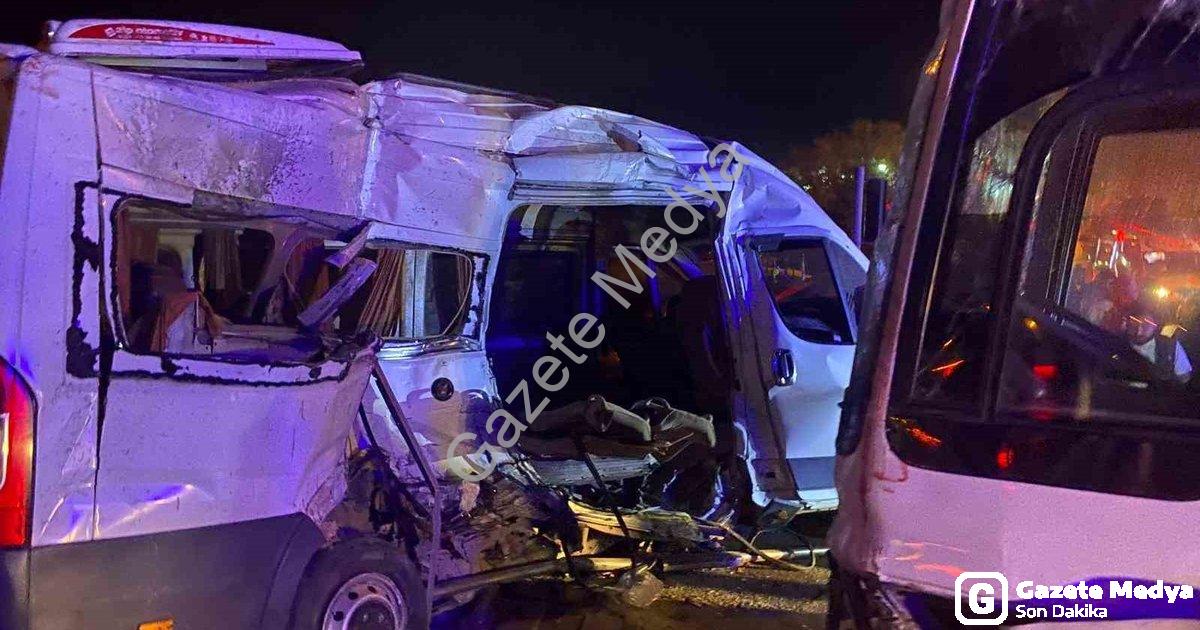 "Kemalpaşa'da Gece Yarısı Dehşeti: İki İşçi Servisi Çarpıştı, 15 Yaralı" başlıklı haber için fotorea