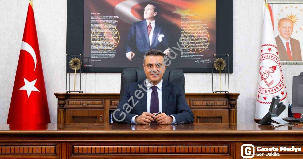 "Müdür Çalışkan'dan Anlamlı Mesaj: Öğretmenlik Bir Ömürdür" başlıklı haber için fotorealistik, profe