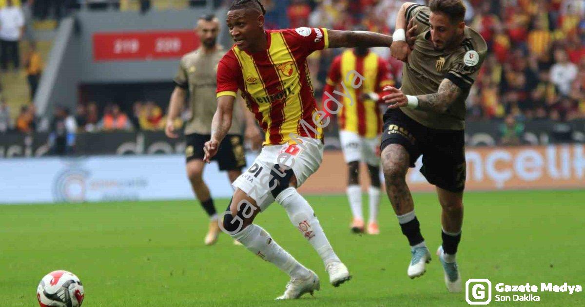 "Göztepe-Kocaelispor Maçında VAR Şov: Kırmızı Kartlar İptal Edildi" başlıklı haber için fotorealisti