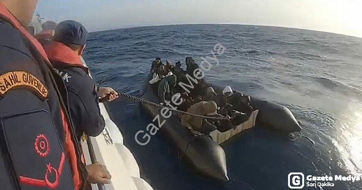 "Ege'de Nefes Kesen Saatler: 18 Göçmen Yakalandı, 25'i Kurtarıldı" başlıklı haber için fotorealistik
