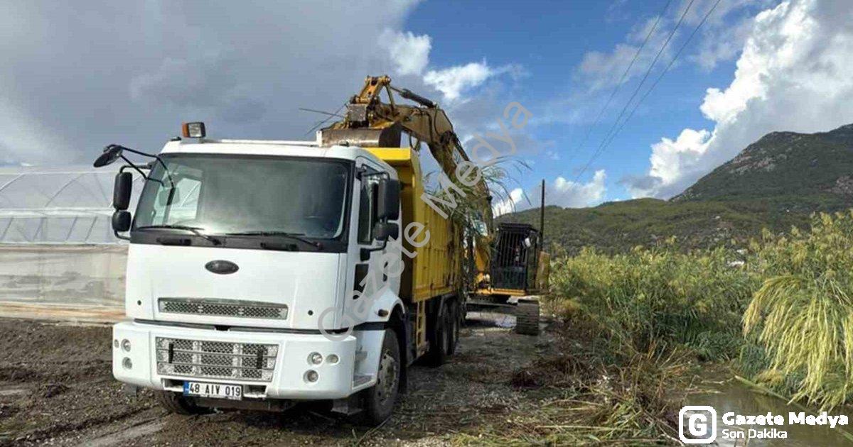 "Muğla'da Kış Öncesi Sel Alarmı: 77 Km Dere Yatağı Temizlendi" başlıklı haber için fotorealistik, pr