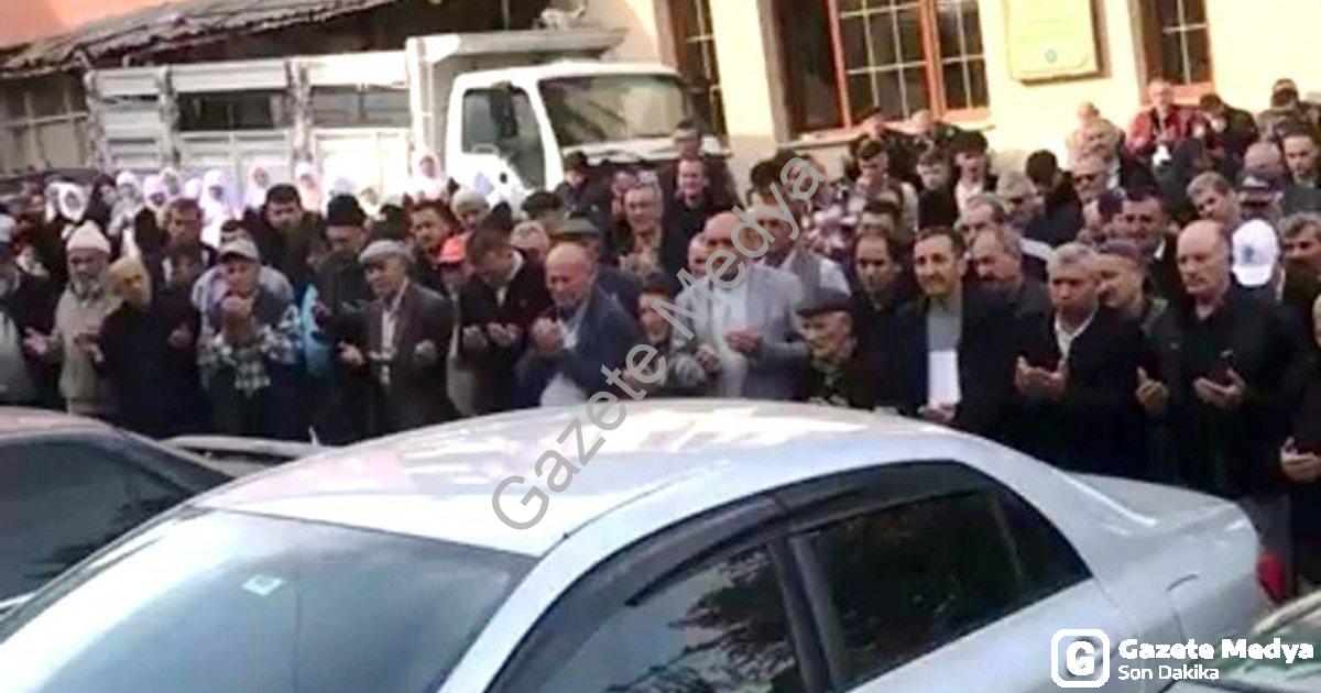 "Hisarcık'ta Duygusal Veda: 24 Kişi Kutsal Topraklara Uğurlandı" başlıklı haber için fotorealistik,