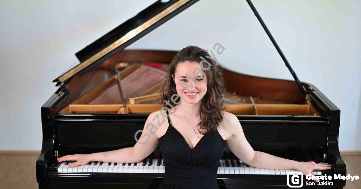 "Piyanonun Genç Dehası Nehir Özzengin Forbes'un Zirvesinde" başlıklı haber için fotorealistik, profe