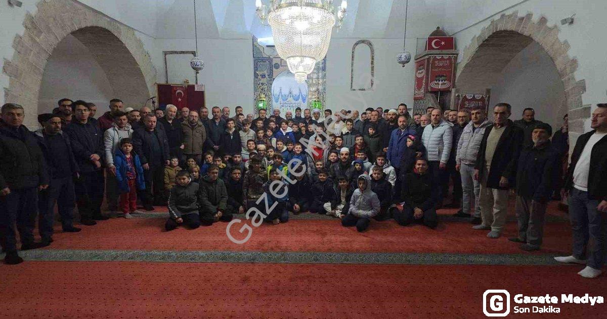 "Kütahya'da Anlamlı Buluşma: Gençler Secdede Geleceğe Yürüyor" başlıklı haber için fotorealistik, pr