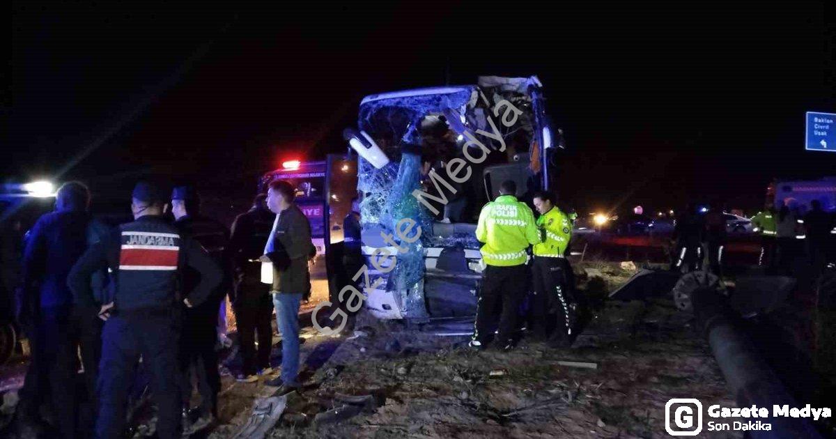 "Denizli'de Korkunç Kaza: Otobüsle Minibüs Çarpıştı, Can Pazarı Yaşandı" başlıklı haber için fotorea