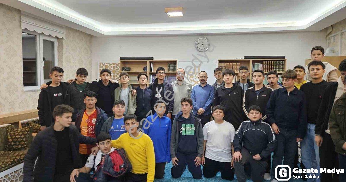 "Emirdağ'da Gençler İçin Anlamlı Buluşma: Fen Lisesi ve Diyanet" başlıklı haber için fotorealistik,