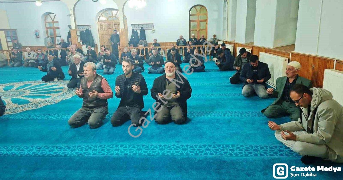 "Hisarcık'ta Vefa Gecesi: Şehit Öğretmenler Dualarla Anıldı" başlıklı haber için fotorealistik, prof