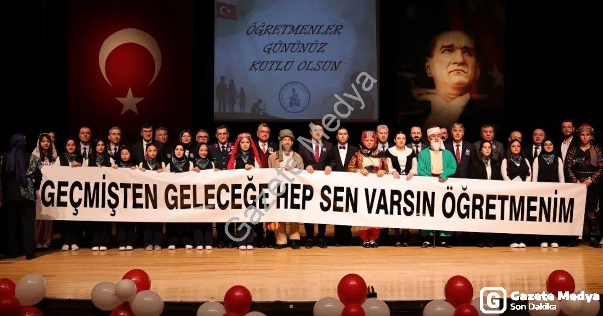 "Kütahya’da Öğretmenler Günü Büyük Bir Coşkuyla Kutlandı" başlıklı haber için fotorealistik, profesy