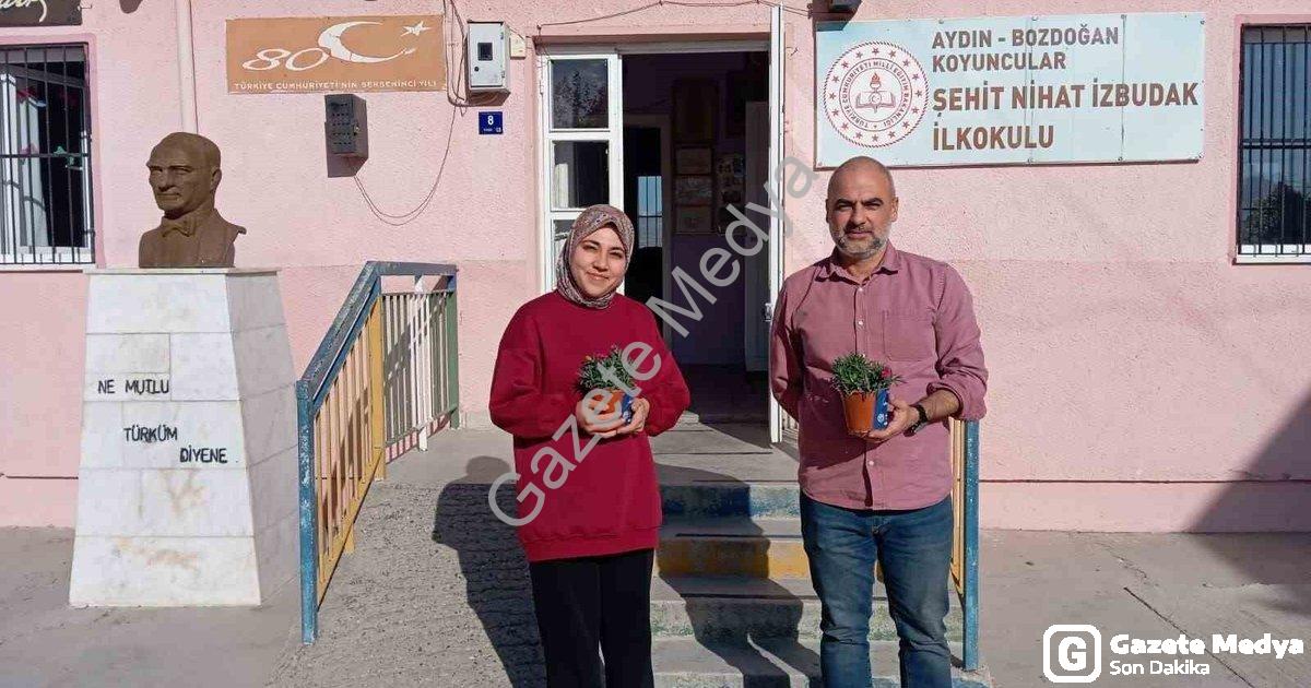 "Bozdoğan Belediyesi Öğretmenlere Canlı Karanfil Hediye Etti" başlıklı haber için fotorealistik, pro