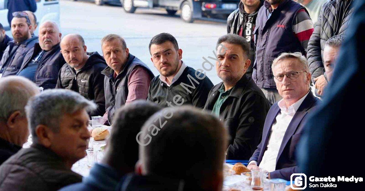 "Manisa'da AK Partili Baybatur Esnafla Bir Araya Geldi" başlıklı haber için fotorealistik, profesyon