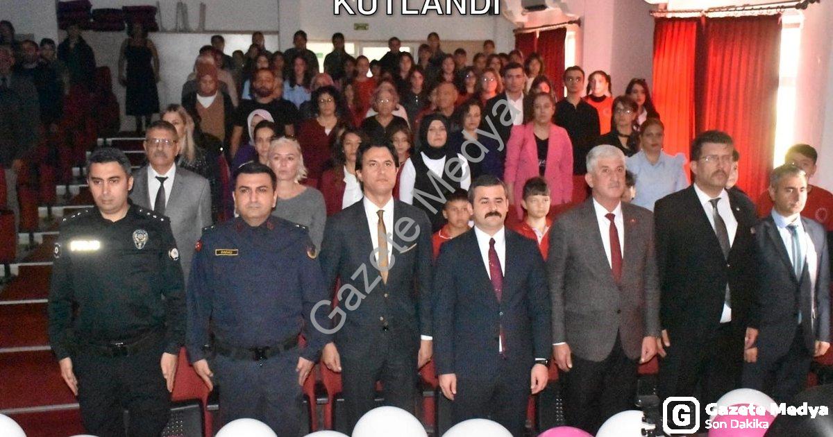 "Köyceğiz'de Öğretmenler Günü Neşeyle Kutlandı" başlıklı haber için fotorealistik, profesyonel bir h
