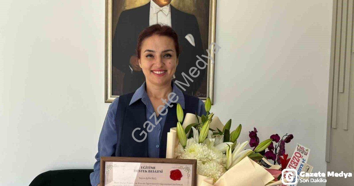 "MTK Koleji 3-C Velilerinden Öğretmen Günü İçin Özel Jest" başlıklı haber için fotorealistik, profes