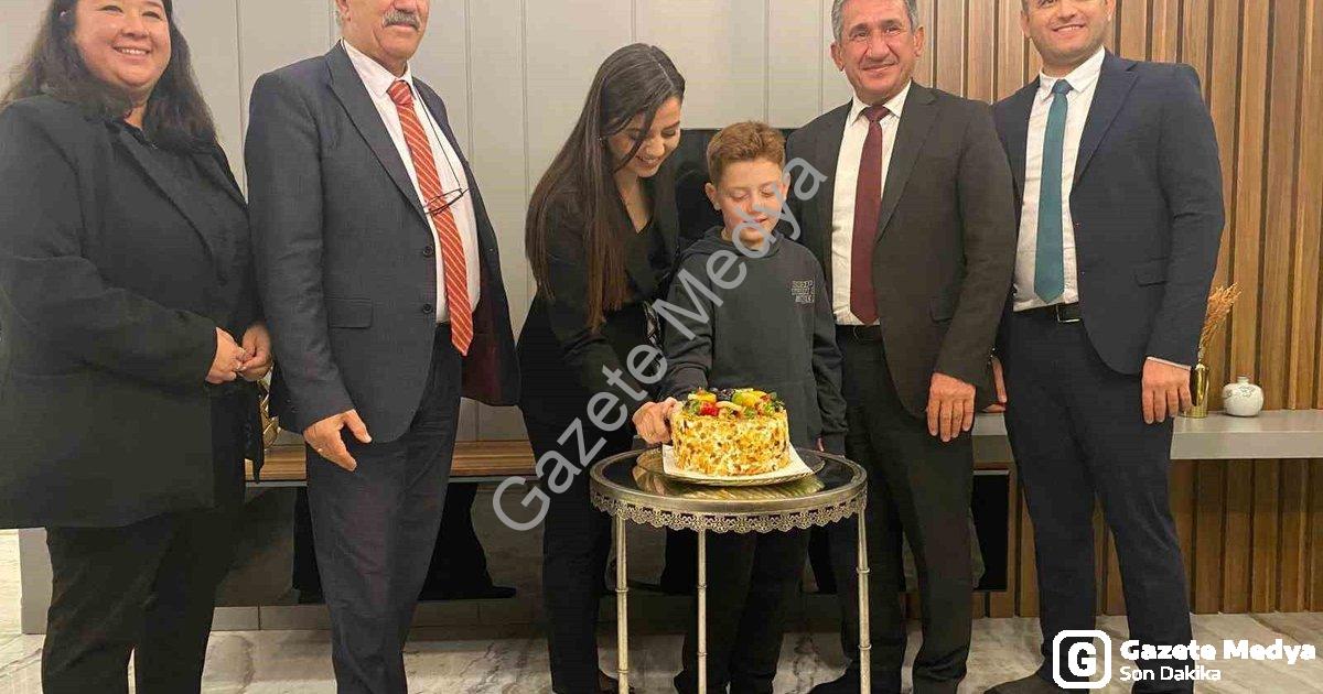 "Menteşe'de Öğretmenlere Özel Çifte Kutlama" başlıklı haber için fotorealistik, profesyonel bir habe