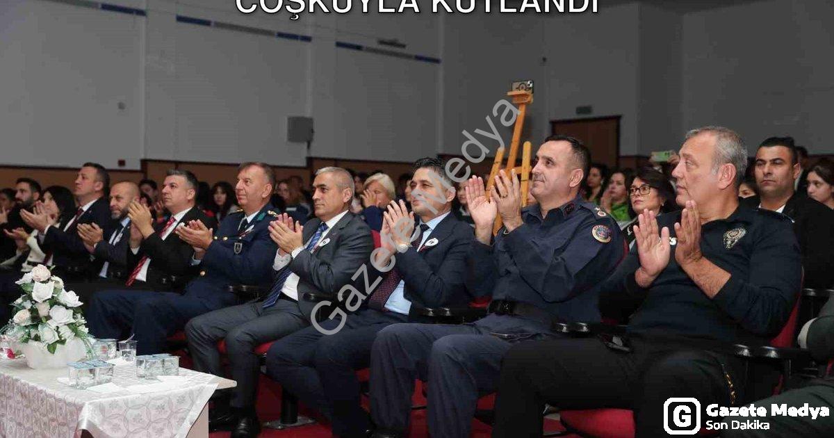 "Aliağa’da 24 Kasım Öğretmenler Günü Coşkuyla Kutlandı" başlıklı haber için fotorealistik, profesyon