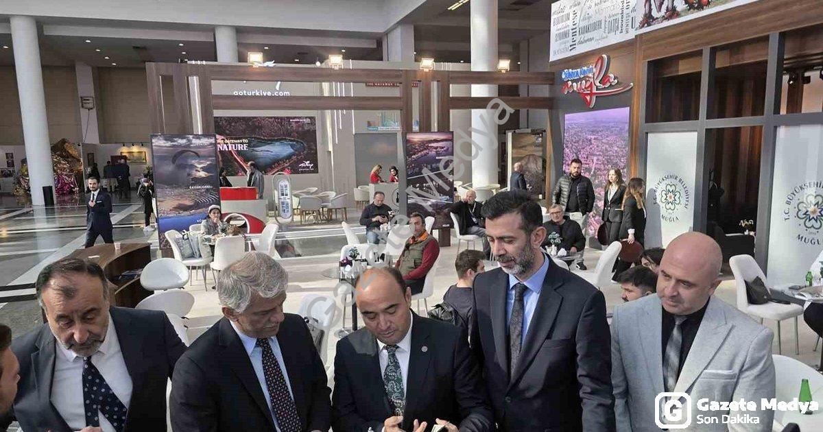 "Muğla, Travelexpo Uluslararası Turizm Fuarı’nda İlgi Odağı Oldu" başlıklı haber için fotorealistik,