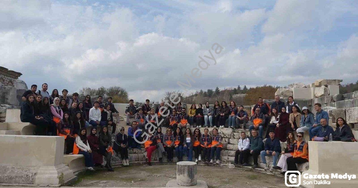 "AFAD gönüllüleri Stratonikeia’da tarihle nefes aldı" başlıklı haber için fotorealistik, profesyonel