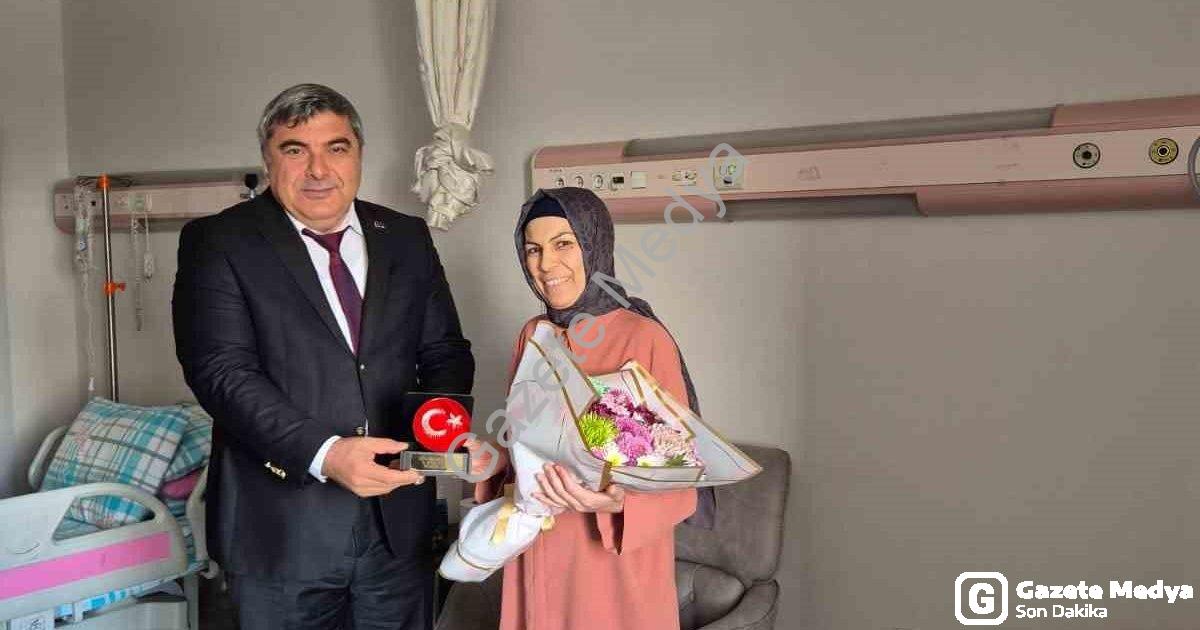 "Öğretmenler Günü’nü Hastanede Geçiren Emine Öğretmene Anlamlı Ziyaret" başlıklı haber için fotoreal