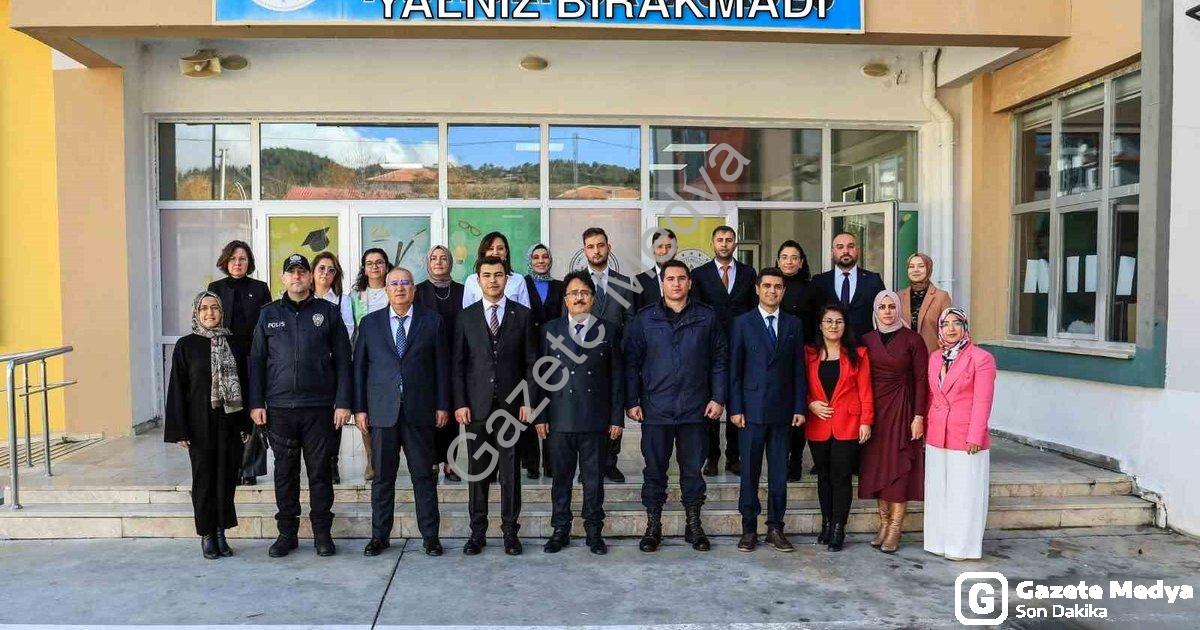 "Çameli Protokolü 24 Kasım'da Öğretmenleri Yalnız Bırakmadı" başlıklı haber için fotorealistik, prof
