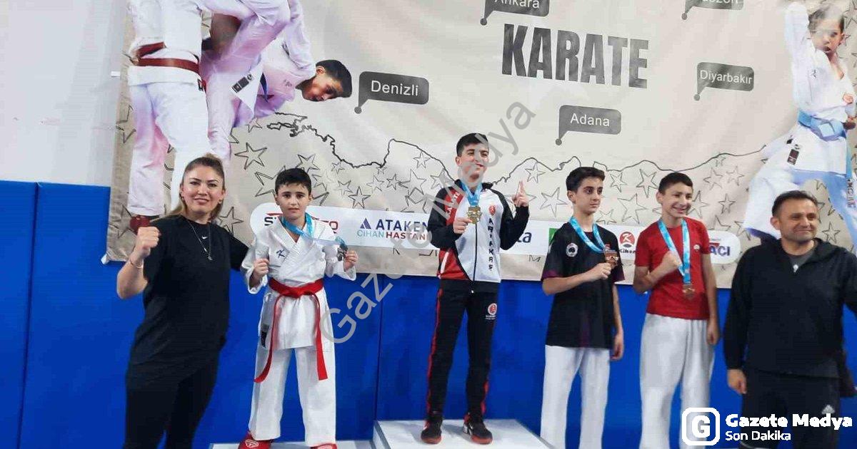 "Aliağalı Karateciler Denizli'de Fırtına Gibi Esti: 4 Madalya" başlıklı haber için fotorealistik, pr