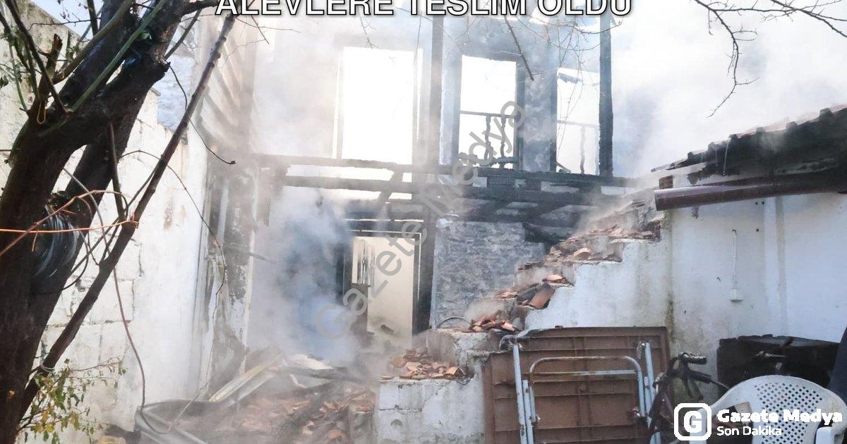 "Menteşe'de Korkutan Yangın: İki Ev Alevlere Teslim Oldu" başlıklı haber için fotorealistik, profesy