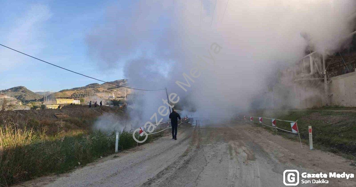 "Aydın Germencik'te Jeotermal Hattı Patladı: Yol Trafiğe Kapatıldı" başlıklı haber için fotorealisti