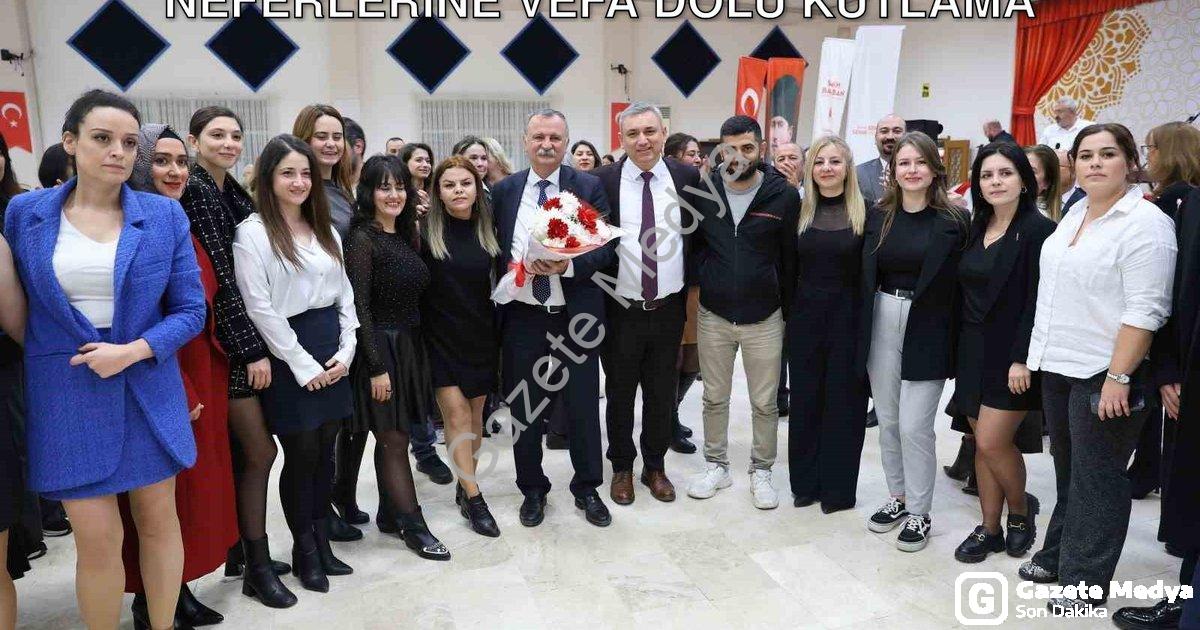 "Yunusemre Belediyesi'nden Eğitim Neferlerine Vefa Dolu Kutlama" başlıklı haber için fotorealistik,