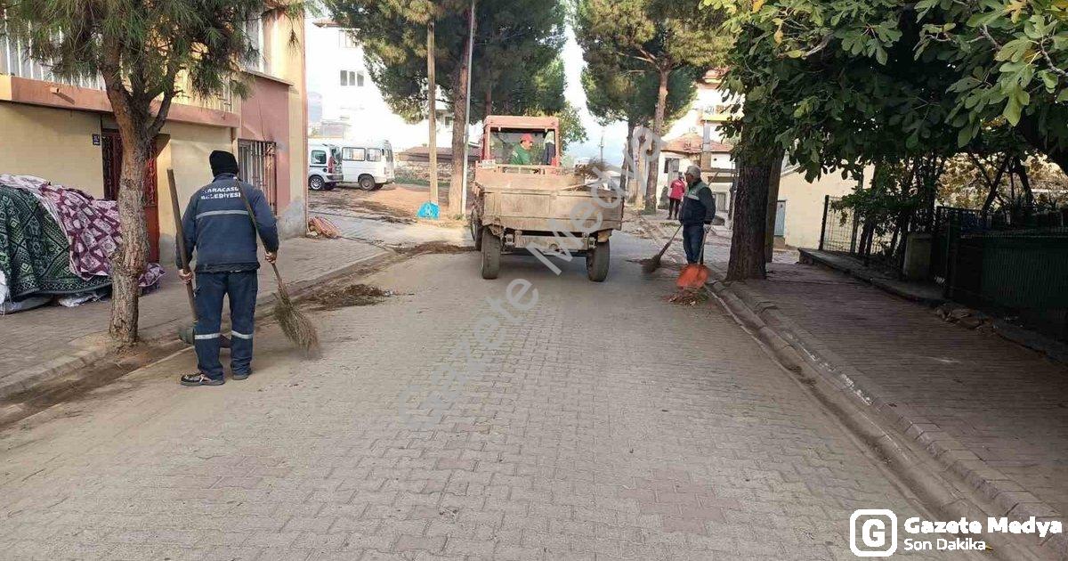 "Karacasu Belediyesi Temizlik Çalışmalarına Hız Kesmeden Devam Ediyor" başlıklı haber için fotoreali