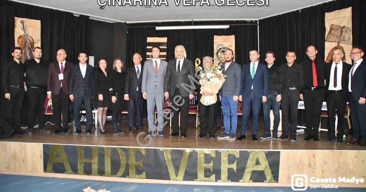 "Söke'de Duygusal Buluşma: 102 Eğitim Çınarına Vefa Gecesi" başlıklı haber için fotorealistik, profe