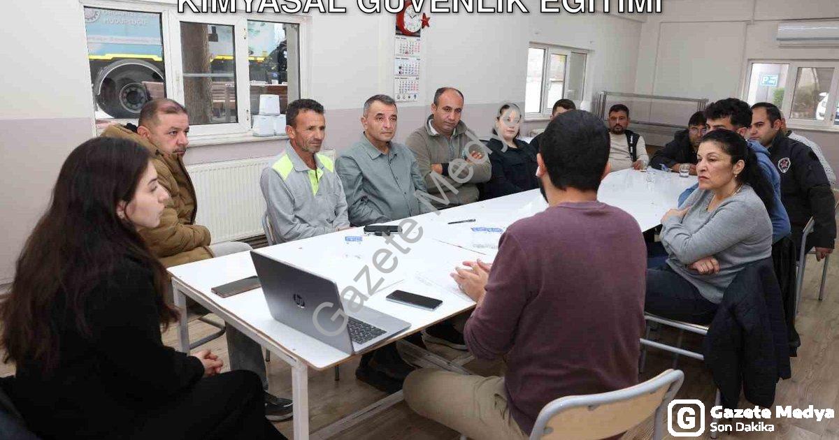 "Denizli OSB'de Hayati Önem Taşıyan Kimyasal Güvenlik Eğitimi" başlıklı haber için fotorealistik, pr