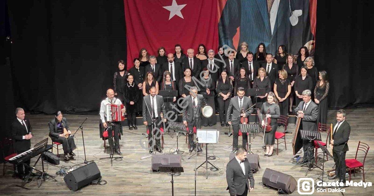 "Efeler’de Sanat Gecesi: Maarif Korosu Performansıyla Büyüledi" başlıklı haber için fotorealistik, p