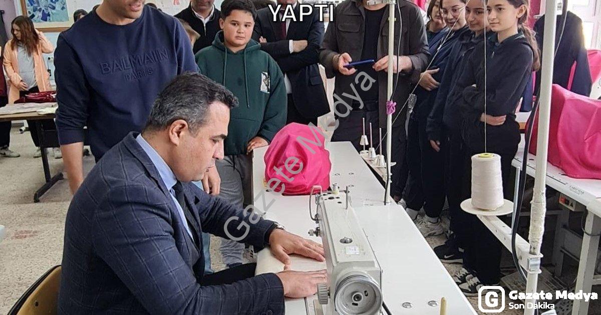 "Sarıgöl Kaymakamı Halil Dalak Öğrencilerle Atölyeye Girdi: Hem Dikiş Dikti Hem Çapa Yaptı" başlıklı