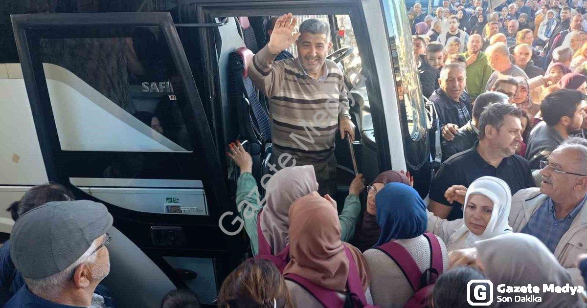 "Çine'de Duygusal Veda: 90 Umreci Kutsal Topraklara Uğurlandı" başlıklı haber için fotorealistik, pr