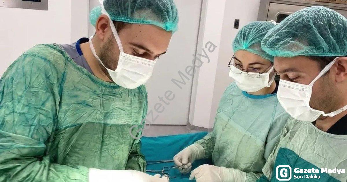 "Şuhut Devlet Hastanesi'nde Başarılı Fıtık Operasyonu: Yama Yöntemi" başlıklı haber için fotorealist